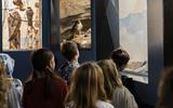 Klassenbesuch in der Ausstellung